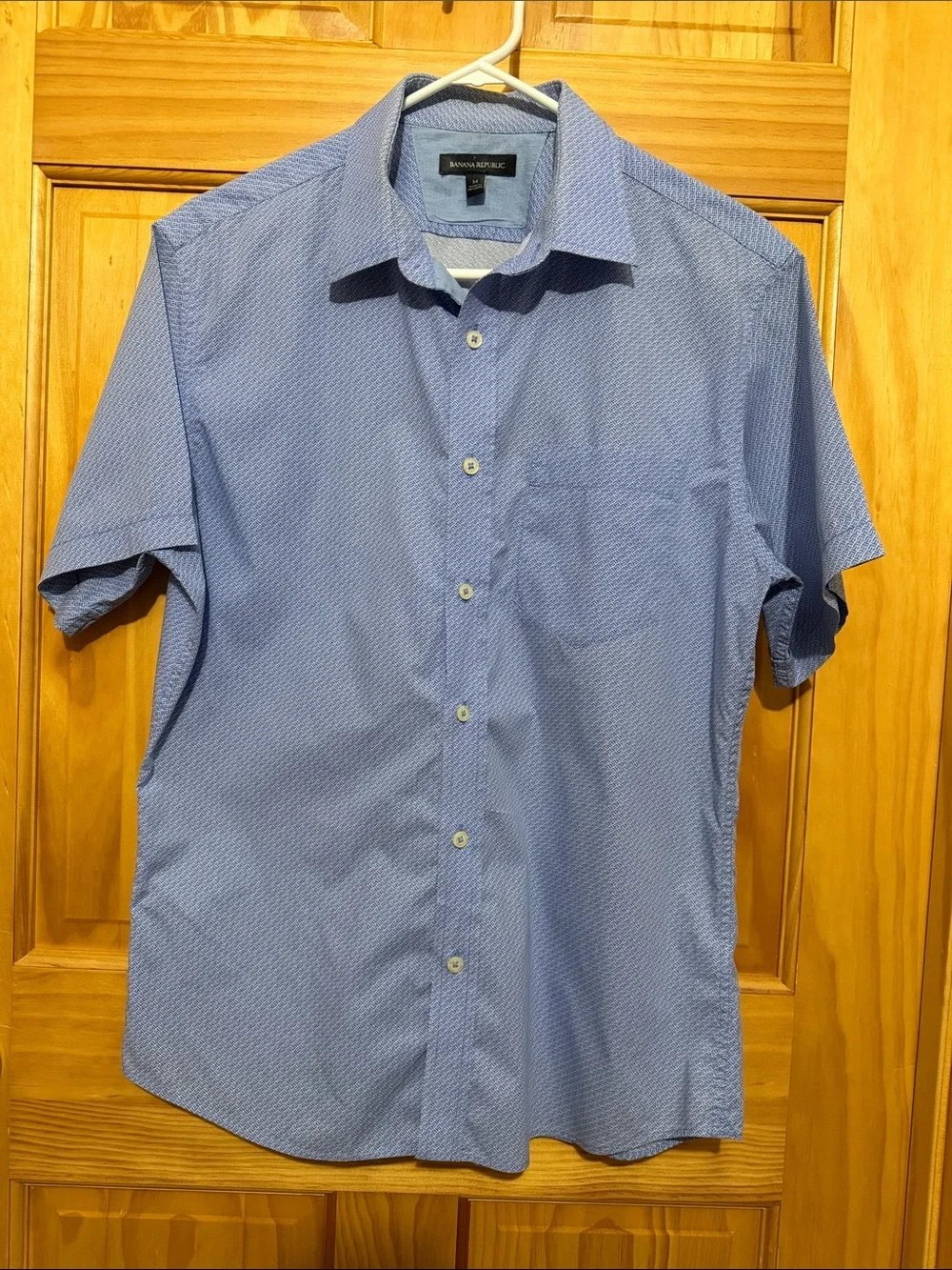 Banana Republic Mens Light Blue with White Geometric Pattern-Short Sleeve Shirt.